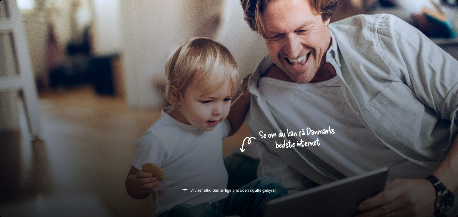 Familie på sofaen med laptop